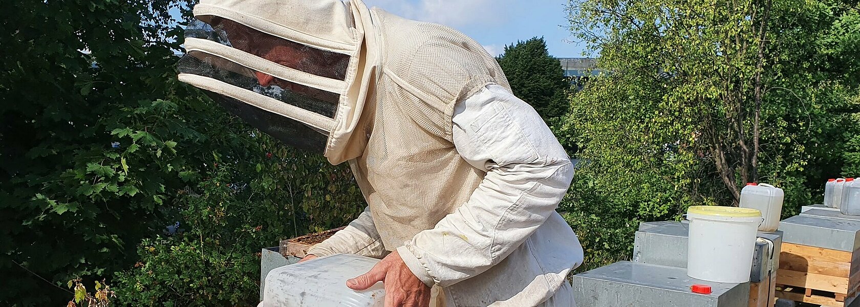 Imker Stephan Ibhler bei der Bienenfütterung auf dem Großmarkt