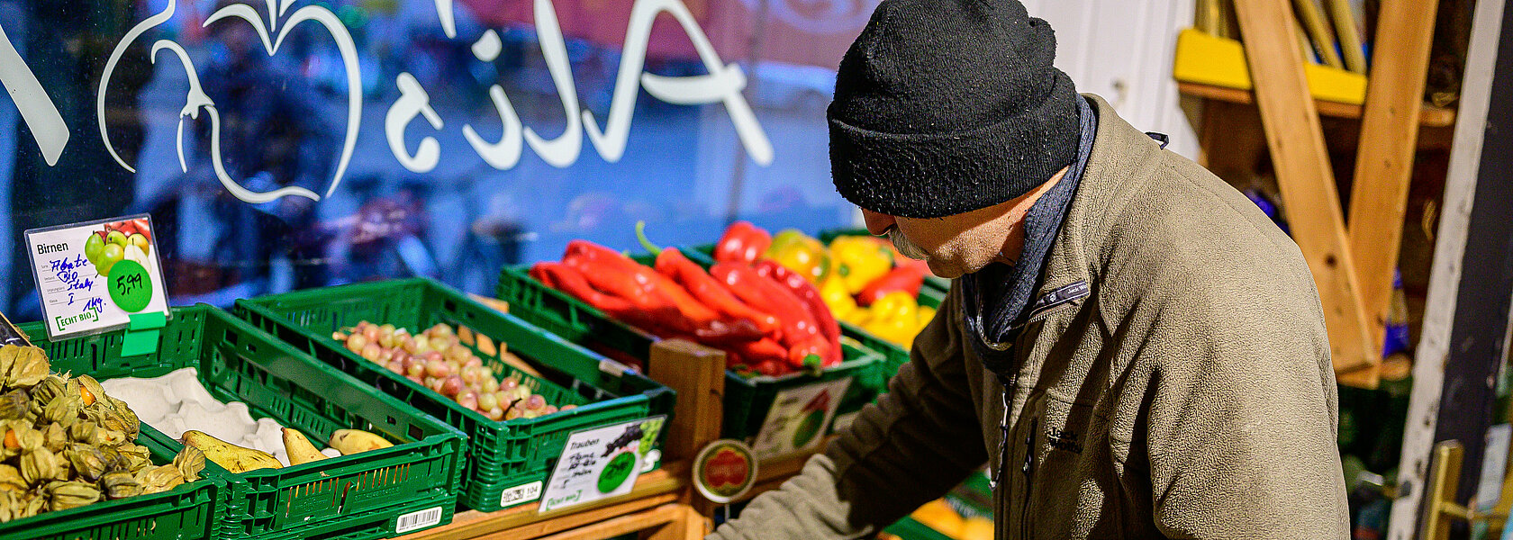 Ali in seinem Geschäft Ali's Bioecke Ali in seinem Geschäft