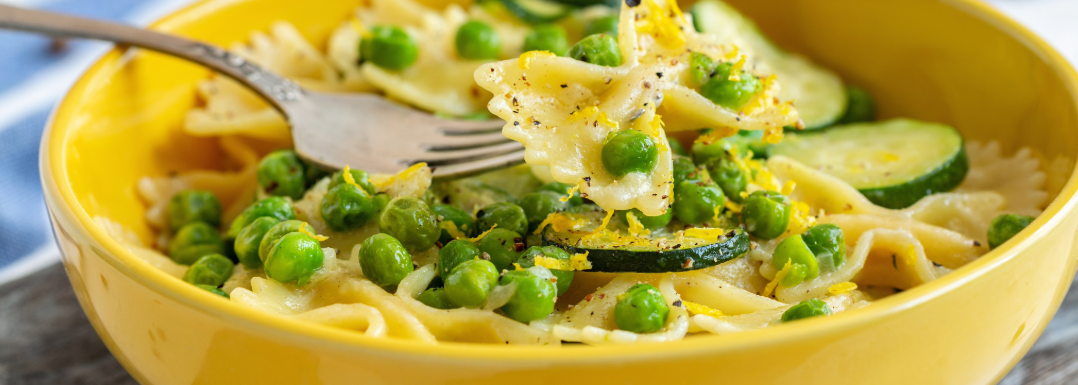Pasta mit Erbsen und Zucchini