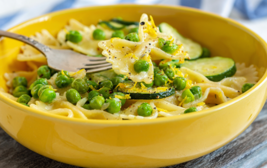 Pasta mit Erbsen und Zucchini